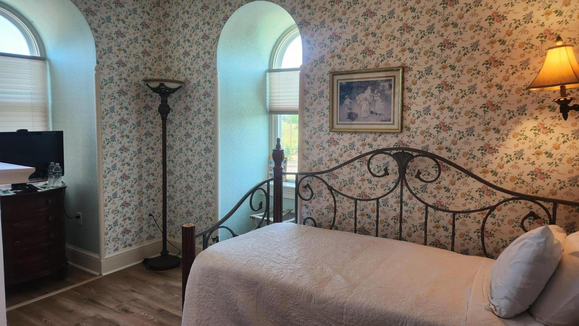 Greystone Manor Bed & Breakfast Bird-in-Hand Екстериор снимка