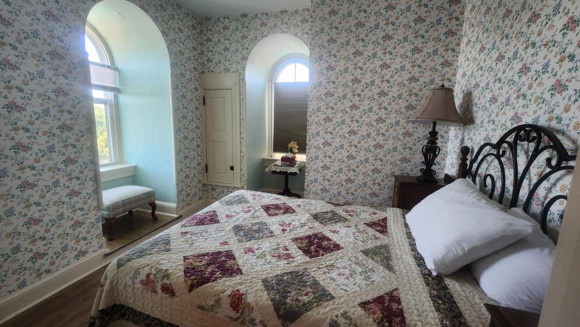 Greystone Manor Bed & Breakfast Bird-in-Hand Екстериор снимка