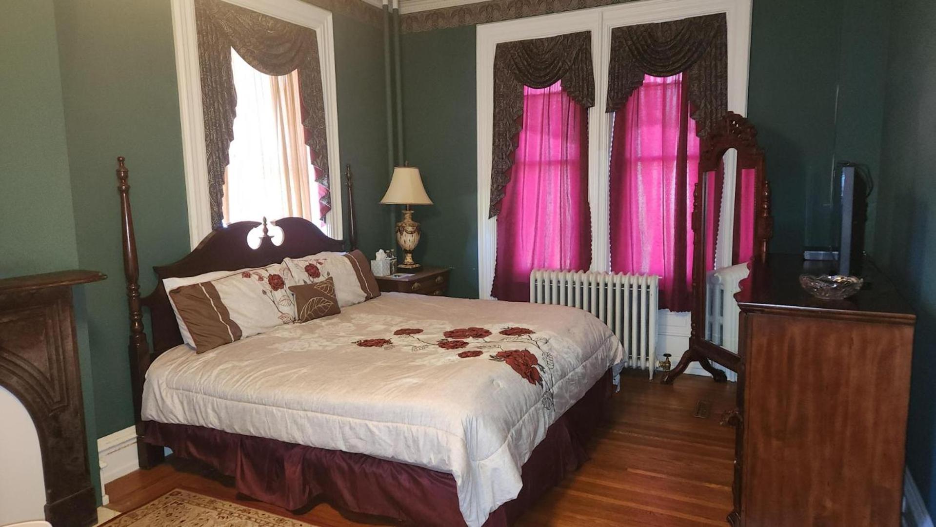 Greystone Manor Bed & Breakfast Bird-in-Hand Екстериор снимка